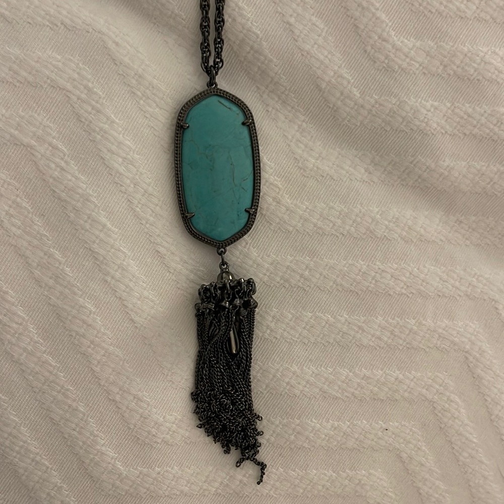 Kendra Scott pendant necklace on 16” chain.